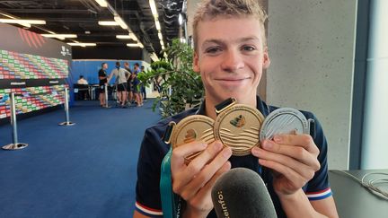 Léon Marchand et ses trois médailles remportées au mondiaux de natation, le 24 juin 2022 à Budapest, en Hongrie. (JEROME VAL / RADIO FRANCE)