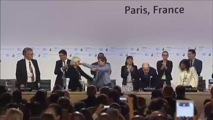 COP21 : "L'accord de Paris pour le climat est adopté", annonce Laurent Fabius