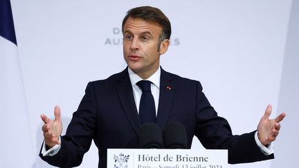 Emmanuel Macron redit sa volonté de "doubler le budget de nos armées" d'ici 2030, le 13 juillet 2024 à Paris.