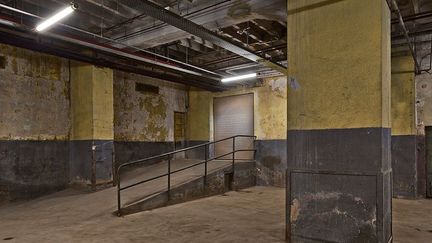 10.000 Juifs sont enfermés par les nazis dans les sous-sols du bâtiment. Ce lieu a été conservé intact et transformé en mémorial. Sur les murs, on peut y lire les mots gravés par les prisonniers avant qu’ils soient déportés vers les camps de la mort.
 

  (European Central Bank/Robert Metsch  )