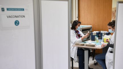 Des membres du personnel de l'hôpital Mignot préparent des injections du vaccin d'AstraZeneca, le 7 février 2021 au Chesnay (Yvelines). (ALAIN JOCARD / AFP)