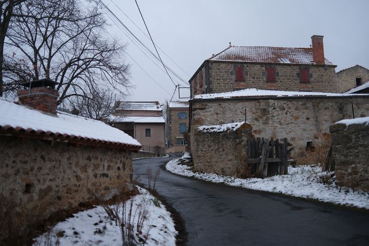 Le village de Saint-Beauzire (Haute-Loire), le 25 janvier 2023. (ROBIN PRUDENT / FRANCEINFO)