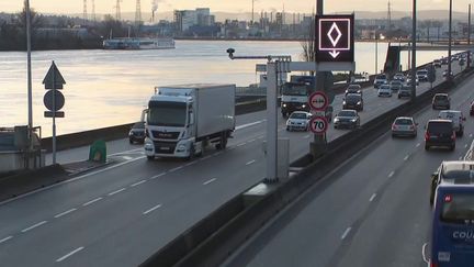 À l’heure de pointe, sur les routes lyonnaises (Rhône), la circulation est bien plus fluide qu’en temps normal, où d'ordinaire, c'est plutôt pare-chocs contre pare-chocs. (CAPTURE ECRAN FRANCE 2)