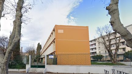 Le collège Stéphane-Mallarmé, dans le 13ᵉ arrondissement, où ont été retrouvées des dizaines d'impacts de balles. (CAPTURE D'ÉCRAN / GOOGLE STREET VIEW)