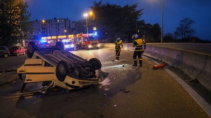 Des pompiers interviennent sur le lieu d'un accident de la route, le 24 décembre 2018, à Tours (Indre-et-Loire). (GUILLAUME SOUVANT / AFP)