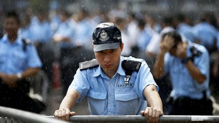  (La police anti-émeute de Hong Kong a dû former vendredi un cordon pour séparer manifestants et contre-manifestants qui s'opposent désormais dans le centre ville © Maxppp)