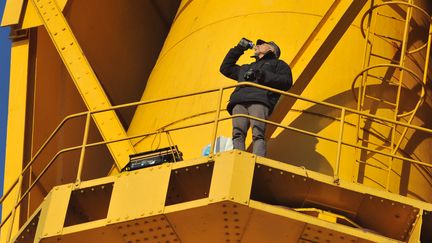 Serge Charnay, p&egrave;re divorc&eacute; retranch&eacute; sur une grue de Nantes (Loire-Atlantique), le 17 f&eacute;vrier 2013. (FRANK PERRY / AFP)