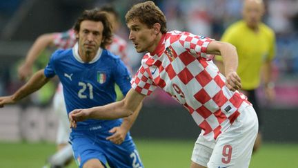 Le Croate Jelavic et l'Italien Pirlo (FRANCISCO LEONG / AFP)