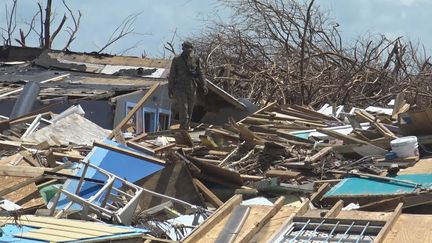 Un soldat bahaméen recherche les corps de victimes de l'ouragan Dorian, sur l'île d'Abaco aux Bahamas, le 11 septembre 2019 (GILLES GALLINARO / RADIO FRANCE)