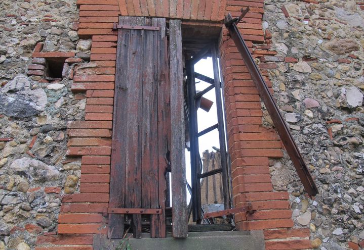 Un ancien corps de ferme est aujourd'hui à l'abandon, dans le hameau des Lanes, à Artigat (Ariège). (F. MAGNENOU / FRANCETV INFO)