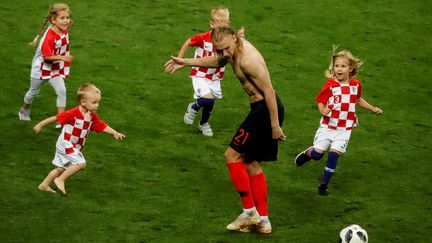 La récréation. Le Croate Domagoj Vida joue avec son enfant et ceux de ses coéquipiers, après la qualification de la Croatie pour la finale de la Coupe du monde aux dépens de l'Angleterre (2-1), le 11 juillet à Moscou. (SEBNEM COSKUN / ANADOLU AGENCY / AFP)