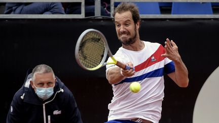 Le Français Richard Gasquet n'a pas trouvé la solution pour se défaire du Russe Karen Khachanov en quarts de finale de l'ATP 250 de Lyon, vendredi 21 mai. (MAXIME JEGAT / MAXPPP)