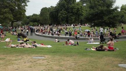 Le Royaume-Uni est passé en alerte rouge à la canicule dimanche 17 juillet. La journaliste Maëlys Septembre fait le point sur la situation depuis une plage de Bournemouth (Angleterre).&nbsp; (FRANCE 3)