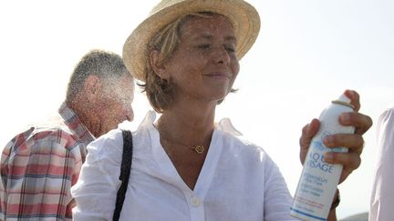 Val&eacute;rie P&eacute;cresse se rafra&icirc;chit lors de l'ascension du mont M&eacute;zenc (Haute-Loire) en compagnie de militants UMP, le 19 ao&ucirc;t 2012. (PIERRE CHARMET / LE PROGRES / MAXPPP)