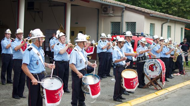 &nbsp; (La caserne des pompiers de Marciac rend hommage au Tour © RF/BS)