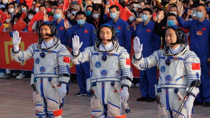 Trois taïkonautes au centre de lancement de satellites de Jiuquan, en Chine, le 30 mai 2023. (ALEX PLAVEVSKI / EPA)