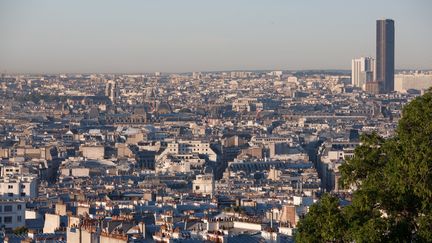 Vue de Montmartre sur les toits de Paris et la tour Montparnasse, le 24 mars 2017. (PHOTO12 / GILLES TARGAT / AFP)