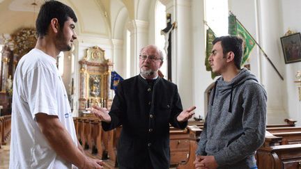 Deux migrants irakiens, en compagnie du curé de l'église de Tutzing près de Munich. (AFP/Christof Stache)