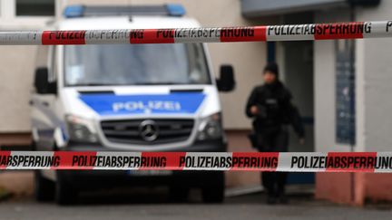 La police sécurise un quartier résidentiel, le 9 octobre 2016, à Chemnitz (est de l'Allemagne), après lal découverte d'explosifs dans un appartement. (HENDRIK SCHMIDT / DPA / AFP)