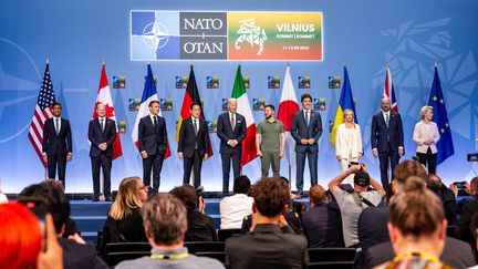 Les dirigeants du G7 et le président ukrainien Volodymyr Zelensky se rencontrent à Vilnius (Lituanie), le 12 juillet 2023. (DOMINIKA ZARZYCKA / NURPHOTO / AFP)