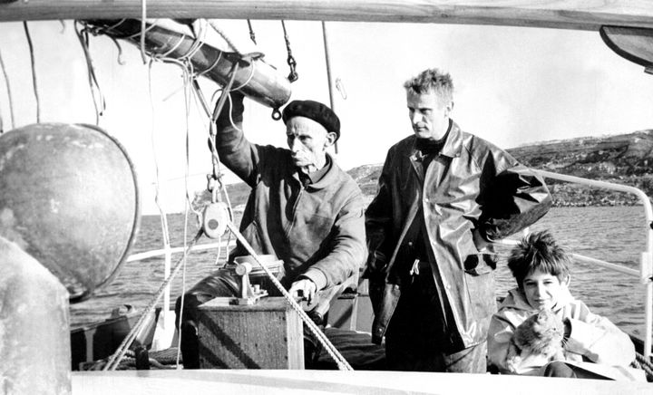 Henry de Monfreid (G) accompagné à la poupe de son voilier l'"Obok" de son fils Daniel (C) et de son petit fils Guillaume (D), le 17 avril 1962. 
 (AFP)