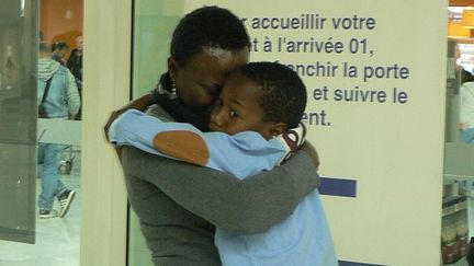 &nbsp; (Séparés il y a deux ans au moment de fuir l'Afrique pour l'Europe, Kadija et son fils Ridji 7 ans se retrouvent enfin à Orly. © Radio France - Mathilde Lemaire)