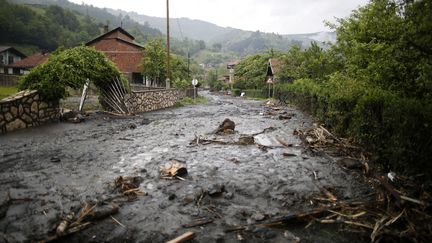 Une zone r&eacute;sidentielle sous les eaux, &agrave; Topcic Polje, en Bosnie, le 16 mai 2014. (DADO RUVIC / REUTERS)