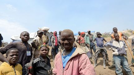 pour pénétrer les galeries souterraines meurtrières, creusées avec des outils rudimentaires. Amnesty International dénonce depuis longtemps cette exploitation: «Les enfants employés dans ces mines se retrouvent à travailler souvent plus de 12h d’affilée, restant parfois 24h au fond de la mine. Ils travaillent par forte chaleur ou sous la pluie et portent des sacs allant de 20 à 40 kilos. Sans vêtements de protection, ils tombent malades et risquent leur vie tous les jours pour gagner entre 1 et 2 dollars la journée, qu’ils se font souvent taxer par la police. Ils ne dénoncent pas ce racket car leur travail est illégal.» (AFP PHOTO / Junior D. Kannah)