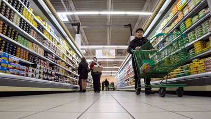 Des clients d'un supermarch&eacute;, &agrave; Besan&ccedil;on (Doubs), le 1er mars 2013.&nbsp; (SEBASTIEN BOZON / AFP)