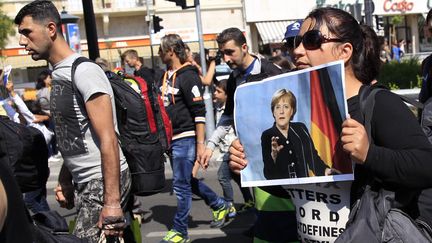 Des migrants quittent Budapest &agrave; pied pour se rendre en Autriche, le 4 septembre 2015. (BERNADETT SZABO / REUTERS)