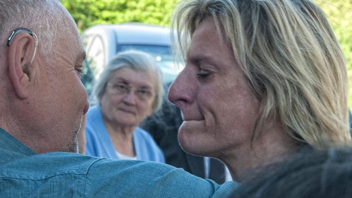 Val&eacute;rie Rosso-Debord r&eacute;confort&eacute;e par ses partisans apr&egrave;s sa d&eacute;faite aux l&eacute;gislatives &agrave;&nbsp;Nancy (Meurthe-et-Moselle),&nbsp;dimanche 17 juin 2012. (PATRICE SAUCOURT / MAXPPP)