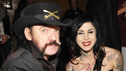 Lemmy Kilmister et la tatoueuse&nbsp;Kat Von D, à Los Angeles (Etats-Unis), le 14 janvier 2012. (JOHN SHEARER / GETTY IMAGES NORTH AMERICA)