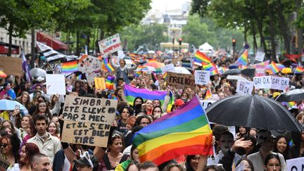 Les participants de la Marche des fiertés lors du défilé à Paris, le 25 juin 2022 (ALAIN JOCARD / AFP)