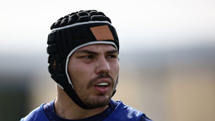 Le capitaine du XV de France, Antoine Dupont, lors de l'entraînement des Bleus, le 11 octobre 2023. (ANNE-CHRISTINE POUJOULAT / AFP)