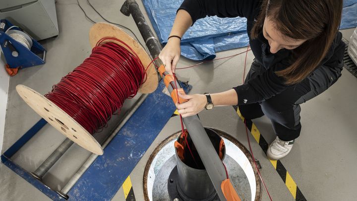 Des tests instrumentaux de mesures distribuées de température, au pôle "eau souterraine" de l'OSERen, à Rennes. (Jean-Claude MOSCHETTI / OSERen / CNRS Images)