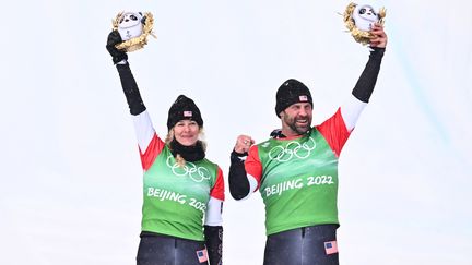 Lindsey Jacobellis et Nick Baumgartner ont remporté la médaille d'or en finale du snowboard cross par équipes mixtes lors des Jeux de Pékin, le 12 février 2022. (MARCO BERTORELLO / AFP)