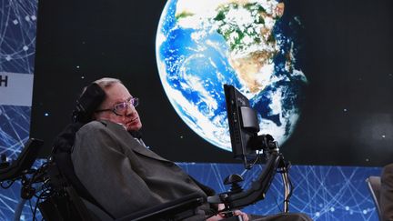 Stephen Hawking, à New York (Etats-Unis), le 12 avril 2016.&nbsp; (LUCAS JACKSON / REUTERS)