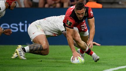 Baptiste Couilloud applatit un essai lors de la finale de la Challenge Cup entre Lyon et Toulon, le 27 mai 2022 au stade Vélodrome de Marseille. (NICOLAS TUCAT / AFP)