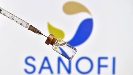 Photo d'illustration d'un vaccin devant le logo Sanofi, en 2021. (FRANK HOERMANN/SVEN SIMON / SVEN SIMON)