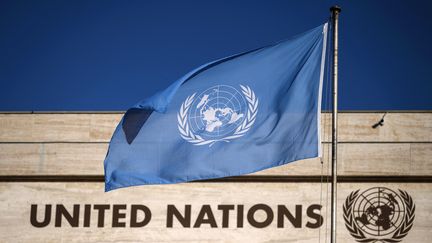 Un drapeau des Nations Unies flotte à l'entrée principale du bâtiment du "Palais des Nations" qui abrite l'Office des Nations Unies à Genève, le 29 septembre 2021. (FABRICE COFFRINI / AFP)