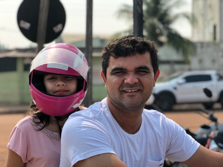 Carlos-Henrique et sa fille&nbsp;Ana-Lucie,&nbsp;au bord du Rio Madeira, le fleuve de Porto Velho (Brésil). (MATTHIEU MONDOLONI / FRANCEINFO)