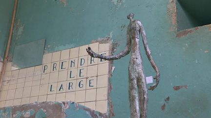 Une sculpture de Pauline Ohrel dans un espace commun de l'ancienne prison. Ici chaque mot prend un sens nouveau. (France 3 Picardie)