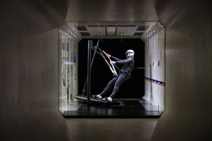 Antoine Albeau sur une&nbsp;nouvelle planche à voile pour tenter de battre le record du monde de vitesse&nbsp;à la voile. (RICHARD BORD)