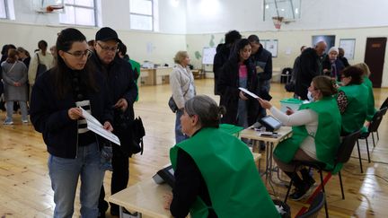 Un bureau de vote de Tbilissi (Géorgie) lors des élections législatives, le 26 octobre 2024. (GIORGI ARJEVANIDZE / AFP)