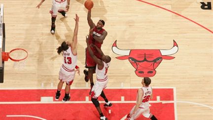 LeBron James au-dessus de Joakim Noah (NATHANIEL S. BUTLER / NBAE / GETTY IMAGES)