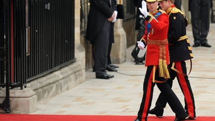 Le prince William (G) arrive avec son frère le prince Harry à Westminster, le 29 avril 2011. (AFP/BEN STANSALL)