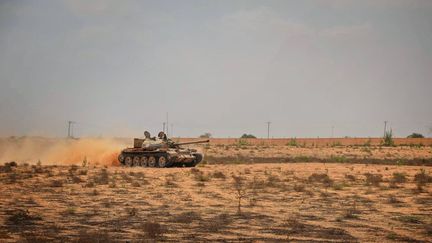 Un char des forces du gouvernement libyen, le 15 juillet 2016, près de Syrte (Libye).&nbsp; (STRINGER / MEDIA CENTER OF THE GNA FORCES M / AFP)