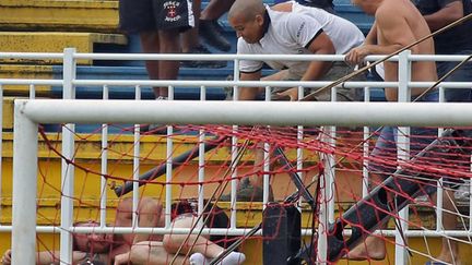 Une barre avec un clou au bout sur un homme déjà à terre, l'une des terribles scènes de violence en marge du match entre l'Atletico et Vasco