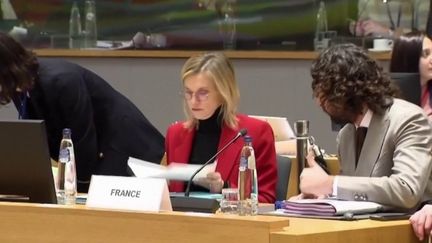 Après des mois de négociations, l'Union européenne s'est accordée sur le plafonnement du prix du gaz, comme l'explique le journaliste Julien Gasparutto, en direct de Bruxelles en Belgique, mardi 20 décembre. (FRANCE 2)