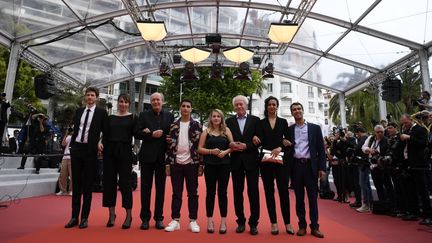 Les frères Dardenne ont monté les marches avec l'équipe de leur nouveau film Le jeune Ahmed. Ils concourent&nbsp;eux aussi à la Palme d'or. (CHRISTOPHE SIMON / AFP)